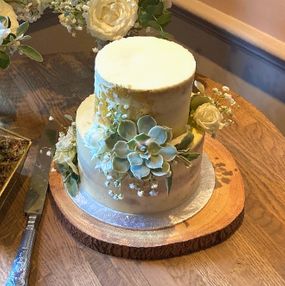 Semi-Naked Wedding Cake for a small Wedding